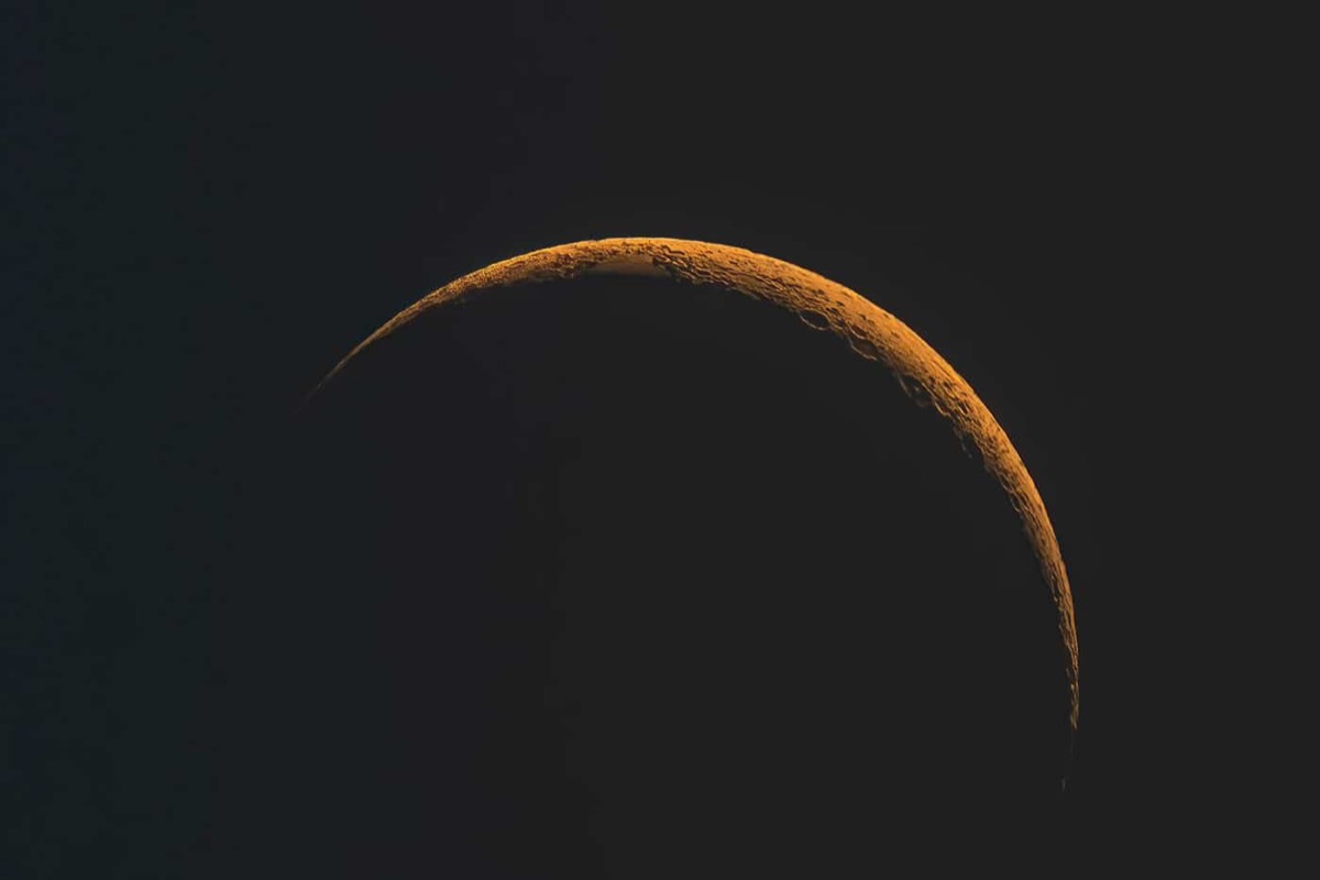 Moon in Aquarius: A Guide to Manifesting Your Desires