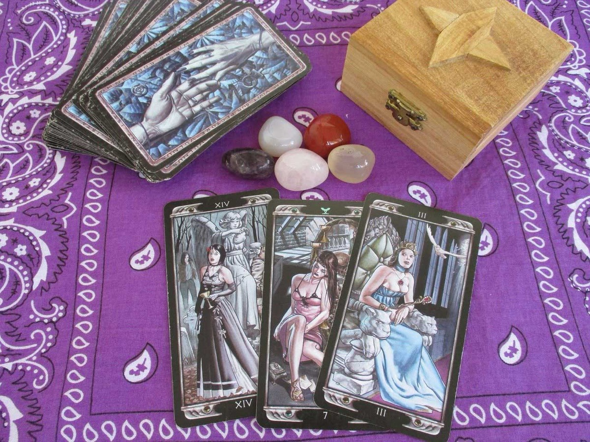 Illuminate the Mystifying Full Moon Tarot Spread!